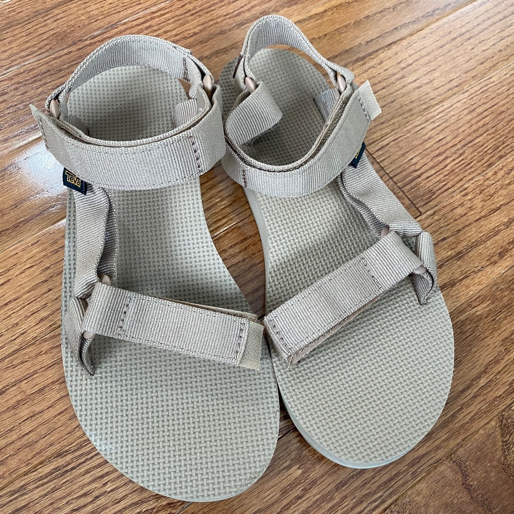 Sand Dune Universal Tevas NWOT